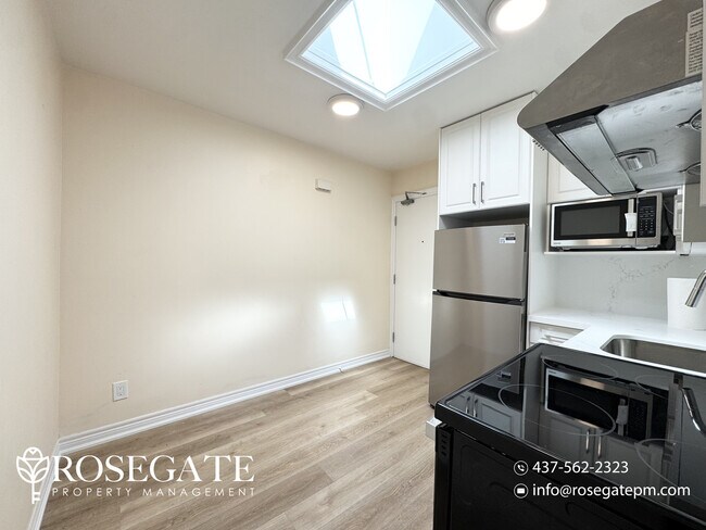 Photo du bâtiment - Spacious 2-Bedroom Apartment with Stainless Steel Appliances & A/C in Etobicoke