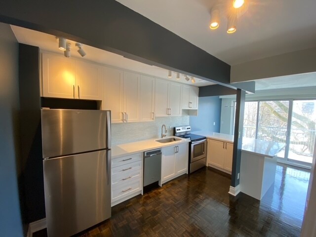 Building Photo - Gleaming hardwood floors, Quartz Counters,...