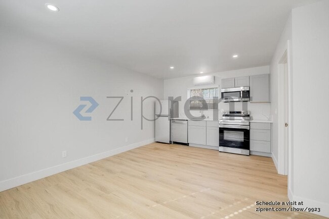 Building Photo - Unit B