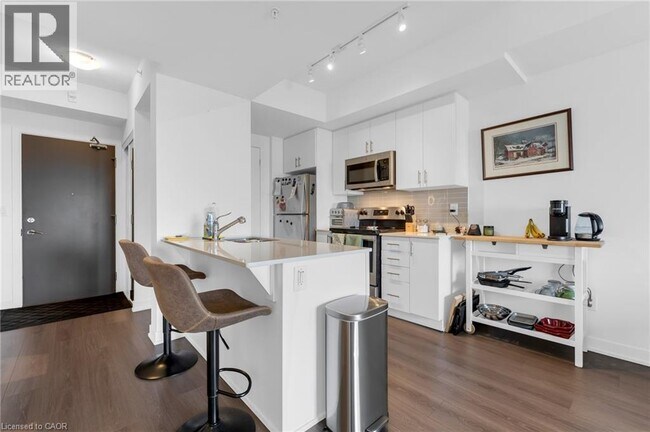 Building Photo - 550 N Service Rd