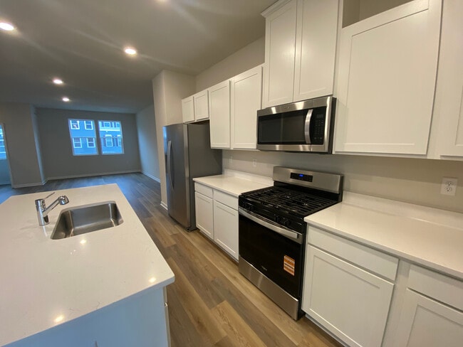 Building Photo - 726 Hardman Dr