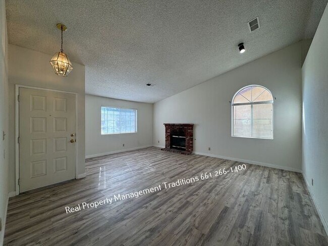 Building Photo - Great 4 + 2 in Rosamond!