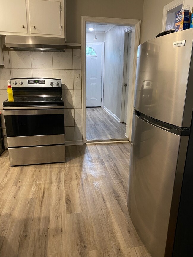 Brand new oven and refrigerator - 111 Carroll Ave W