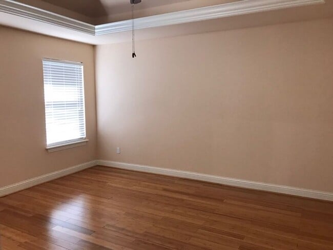 Building Photo - Beautiful Home