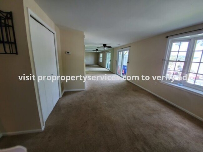 Building Photo - Near Commuter Routes, Shopping & Schools!