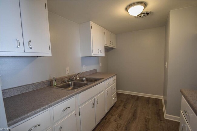 Building Photo - 7025 Carriage Hill Dr