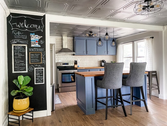 Cocina de diseño abierto con isla, electrodomésticos de acero inoxidable y encimeras de bloque de carnicero. - 1012 Englewood Ave