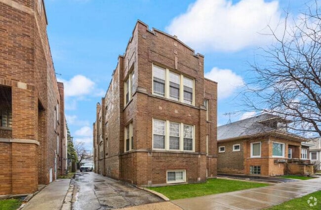 Building Photo - 4921 W Addison St