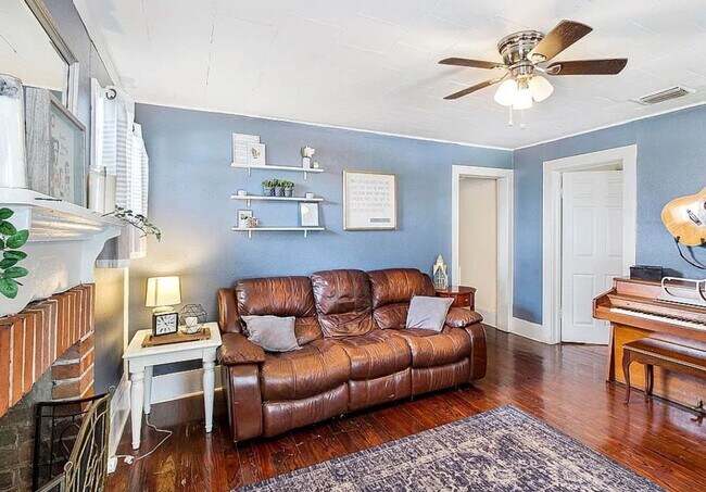 Foto del edificio - Charming 3-Bedroom Cottage in the Heart of Leesburg!