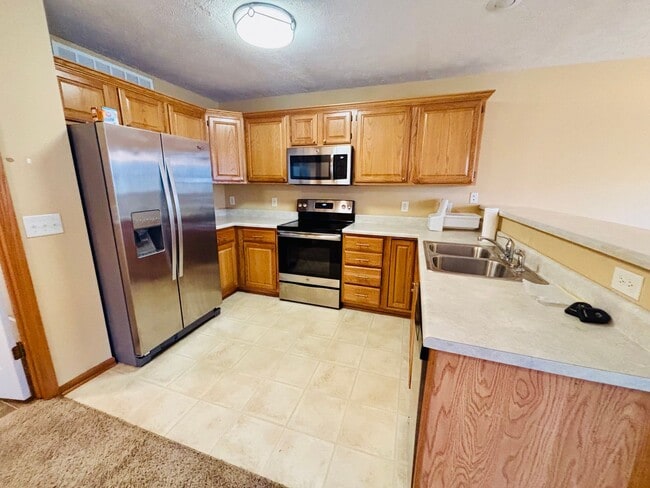 Building Photo - Beautiful Townhouse in Elkhorn School District