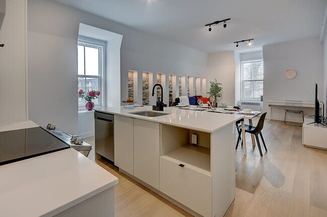 Building Photo - 2310 Rue Sainte-Catherine E