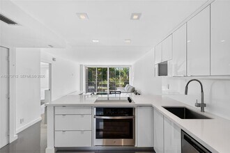 Building Photo - 3301 N Country Club Dr