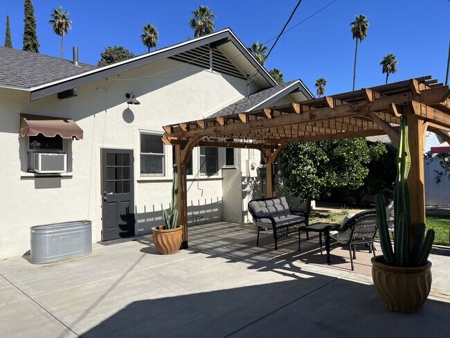 Building Photo - Charming 3bed/1 bath Historic Wood Streets...