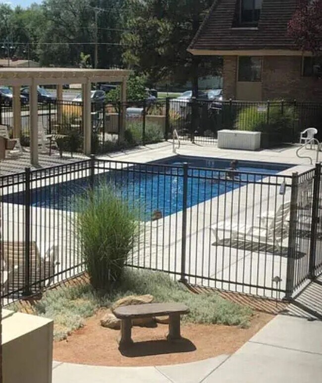Foto del edificio - Updated Condo with outdoor Pool  ***Next to CMU***