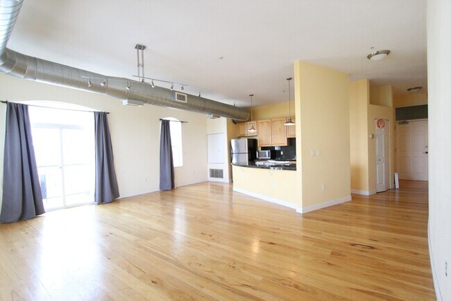 Foto del edificio - Spacious Penthouse Loft Garage Parking Included in Price!  - 3rd and Broadway in the Heart of Den...