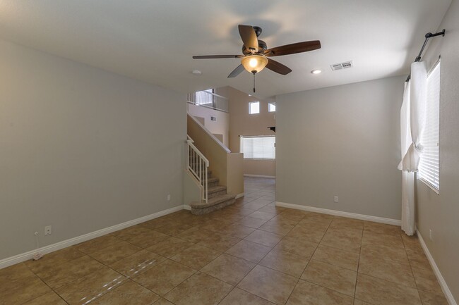 Building Photo - 2 Bedroom With A Loft In Gated Northwest C...