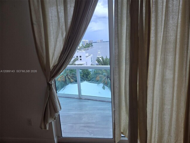 Foto del edificio - 7900 Harbor Island Dr