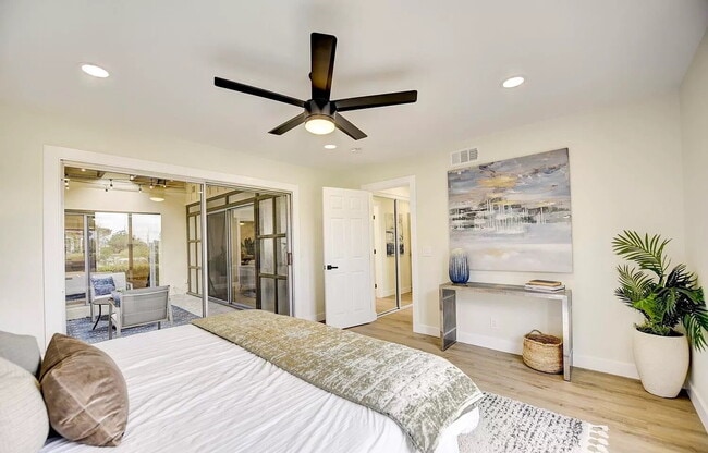 Building Photo - "Charming 1-Bed Retreat with Hardwood Floo...