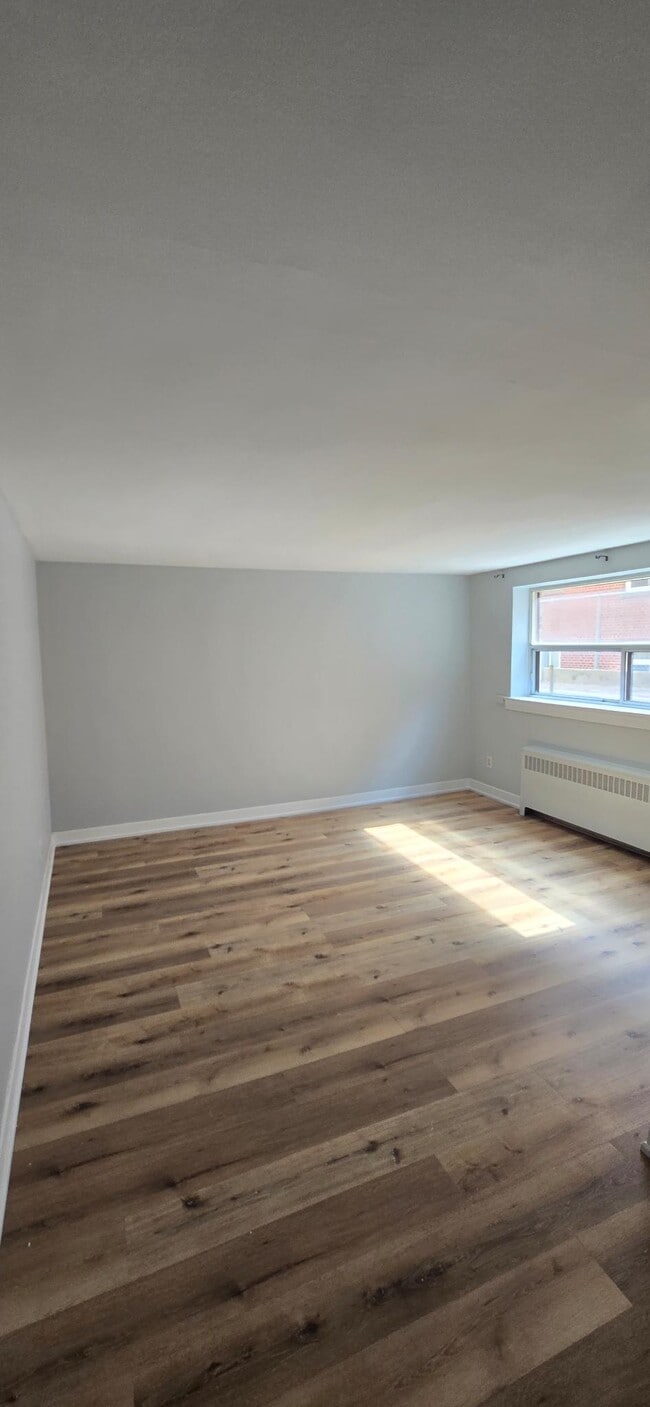 Building Photo - 1 Bedroom Apartment  on the Kingsway