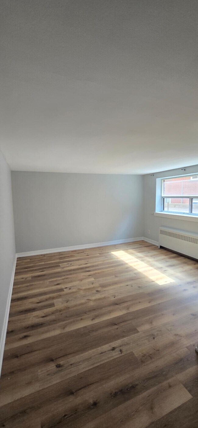 Photo du bâtiment - 1 Bedroom Apartment  on the Kingsway
