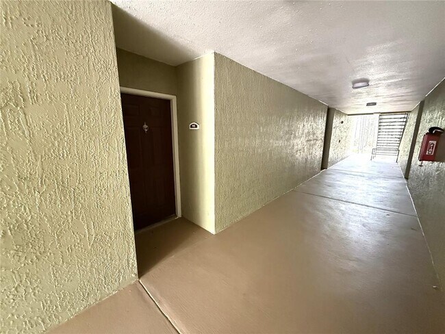 Foto del edificio - 814 Crest Pines Dr
