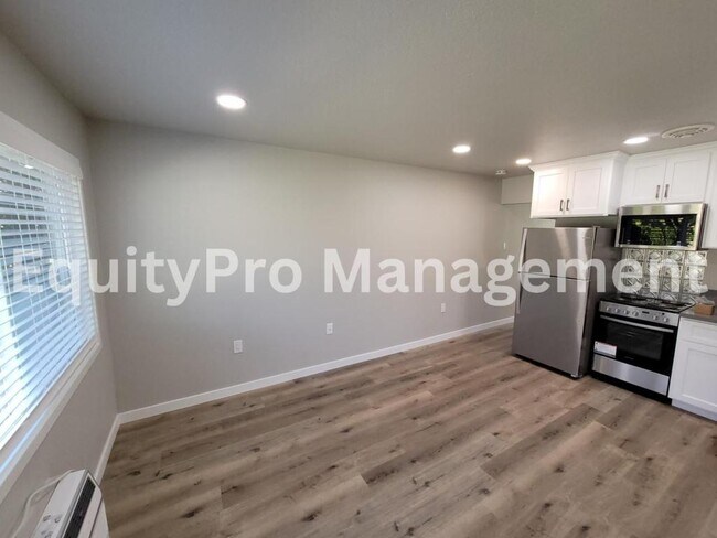 Foto del edificio - 7043 Pickering Ave