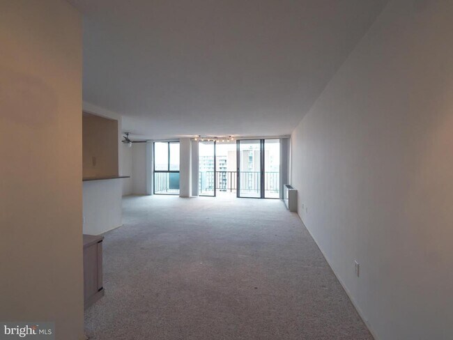 Foto del edificio - 6100 Westchester Park Dr