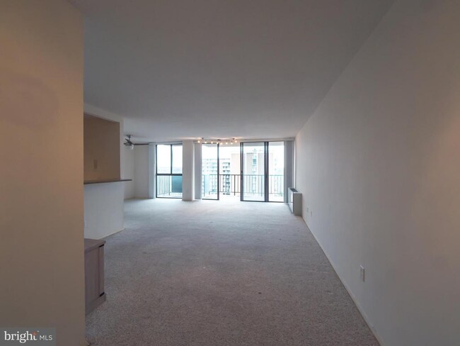 Building Photo - 6100 Westchester Park Dr