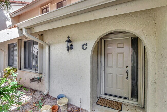 Building Photo - 5640 Coach House Cir