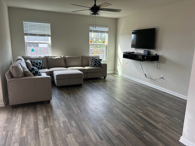 Foto del edificio - 110 Whispering Creek Ave