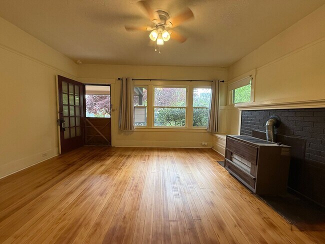 Foto del edificio - Charming, One bedroom duplex in Prime Ashland location | Available Now!