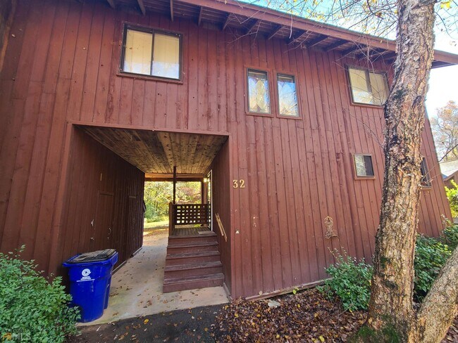 Building Photo - 32 Fairway Ln