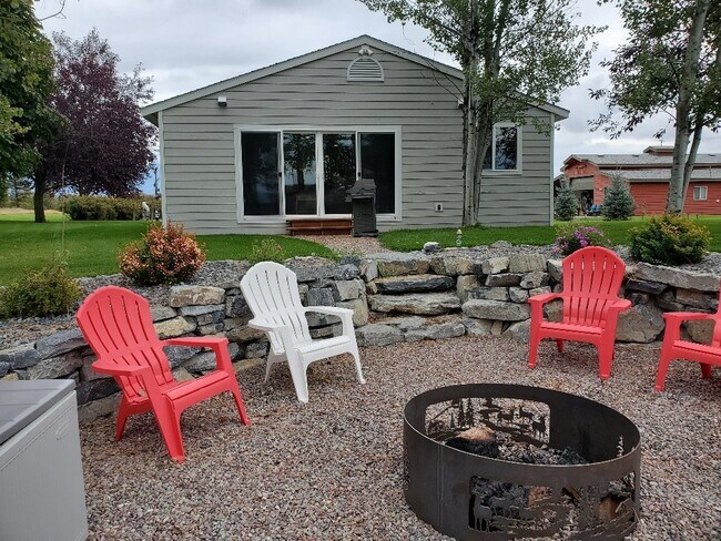 Foto del edificio - Avail Sept 14th thru May 31st.  Fully furnished w/ internet & utilities included