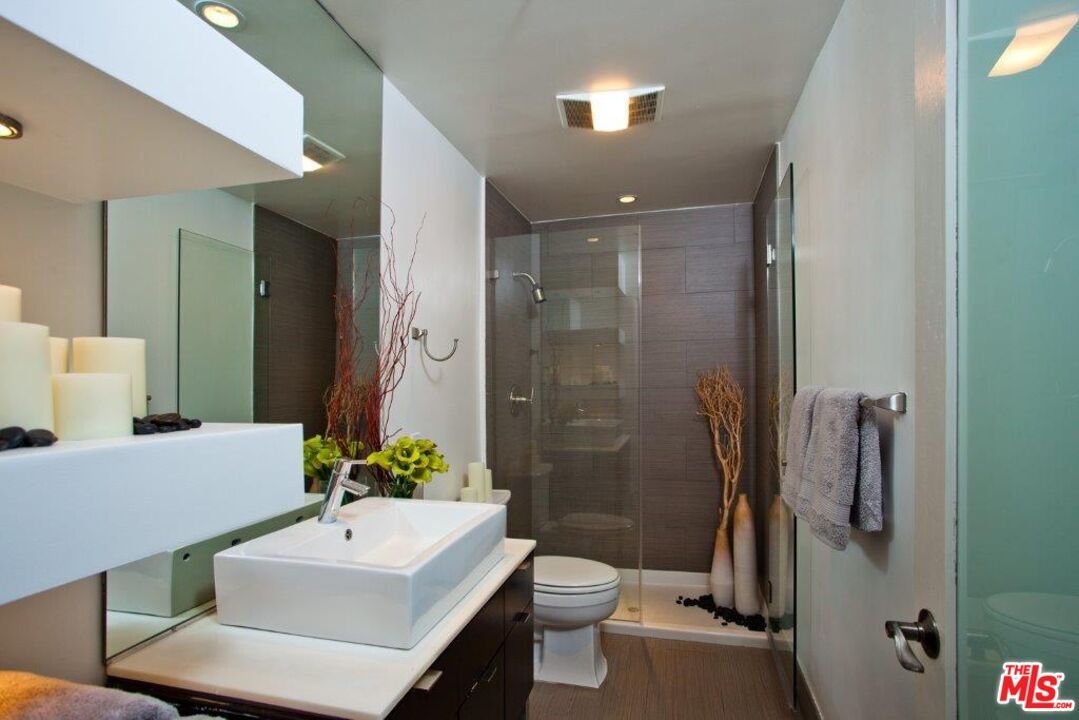 Foto principal - 8811 Burton Way