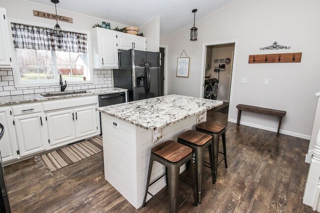 Foto del edificio - Beautiful newly remodeled home in quiet Sa...