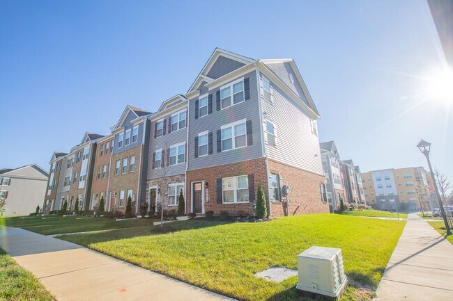Building Photo - Beautiful 3 BR/2.5 BA EOG Townhome in Bowie!
