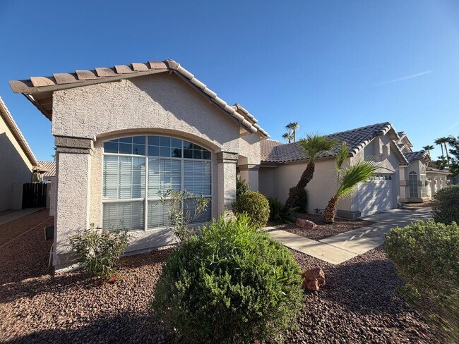 Building Photo - UPDATED BEAUTY IN GARDEN LAKES