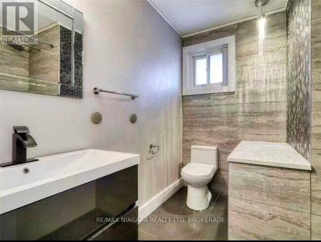 Photo du bâtiment - 7371 N Dorset Pl