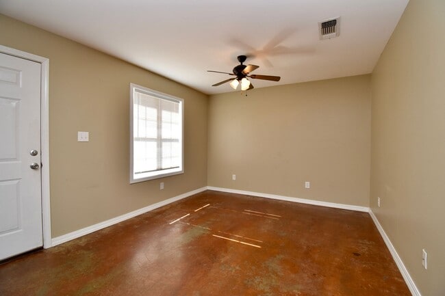 Building Photo - 3 Bedrooms, 3 Bathrooms, & Close to Campus...