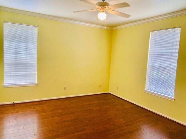 Building Photo - 2255 Braeswood Park Dr