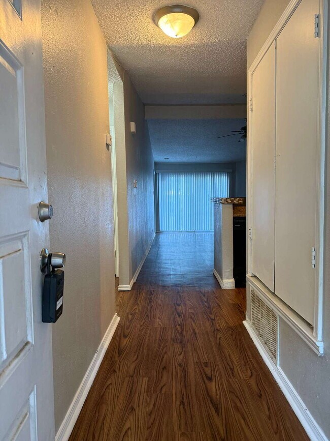 Foto del edificio - Two Bedroom/Two Bathroom Duplex Between Ki...