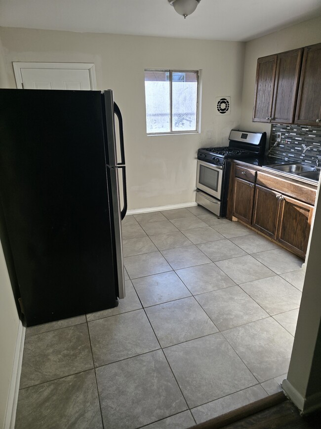 Building Photo - Sells Avenue