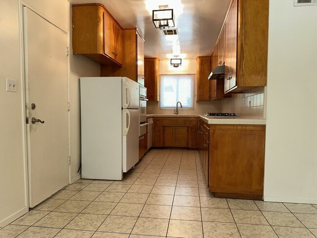 Building Photo - 3589 Mt Vernon Ave
