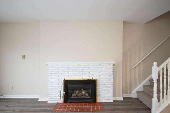 Building Photo - SPACIOUS THREE LEVEL-TWO BEDROOM TOWHOME IN NORTH EAST LONDON