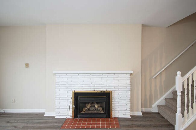 Photo du bâtiment - SPACIOUS THREE LEVEL-TWO BEDROOM TOWHOME IN NORTH EAST LONDON