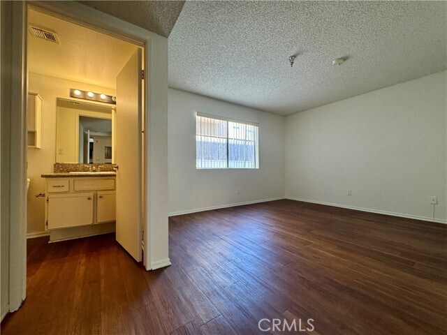 Foto del edificio - 987 E Del Mar Blvd