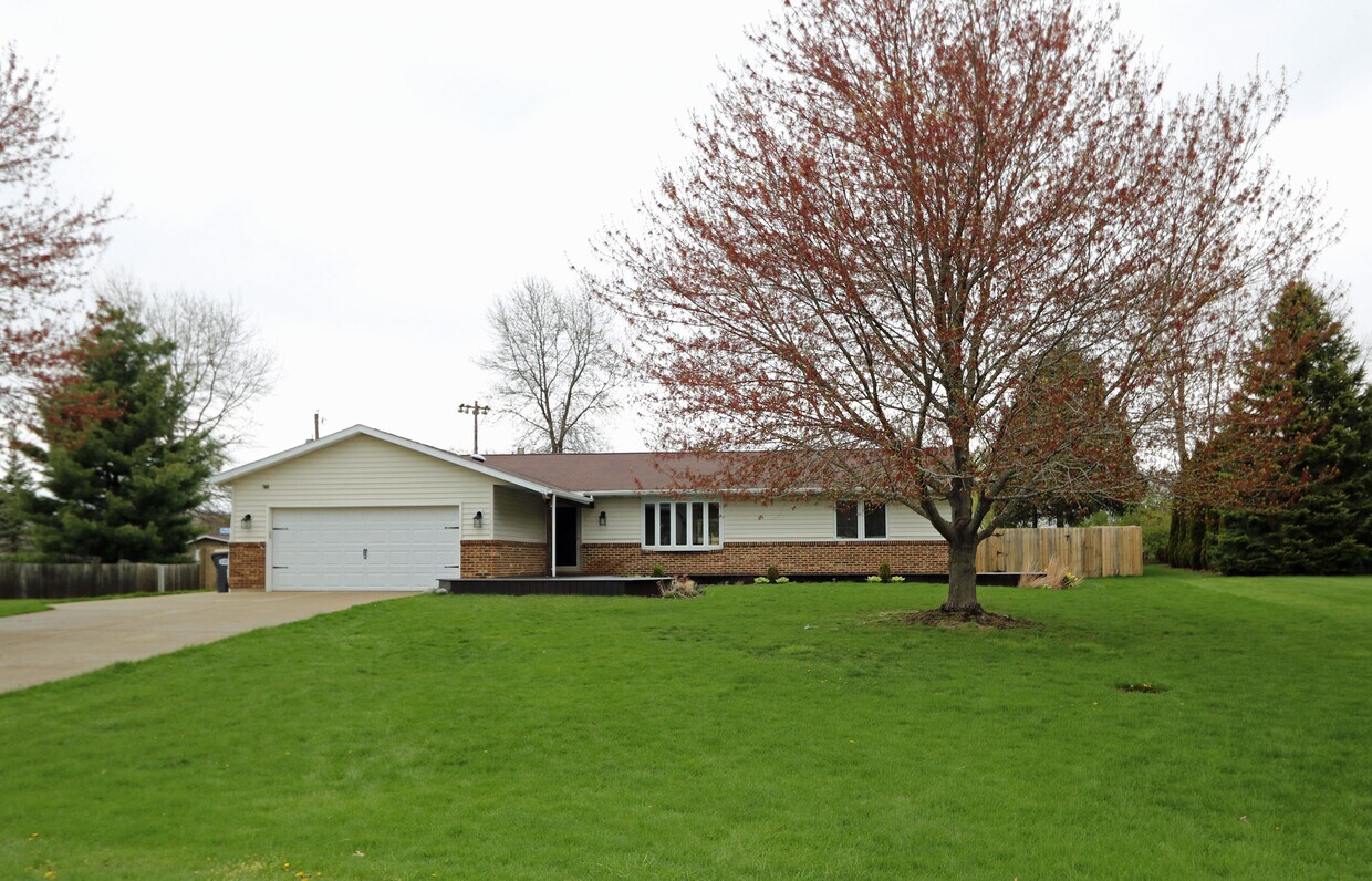 Foto principal - 555 Royal Crest Dr