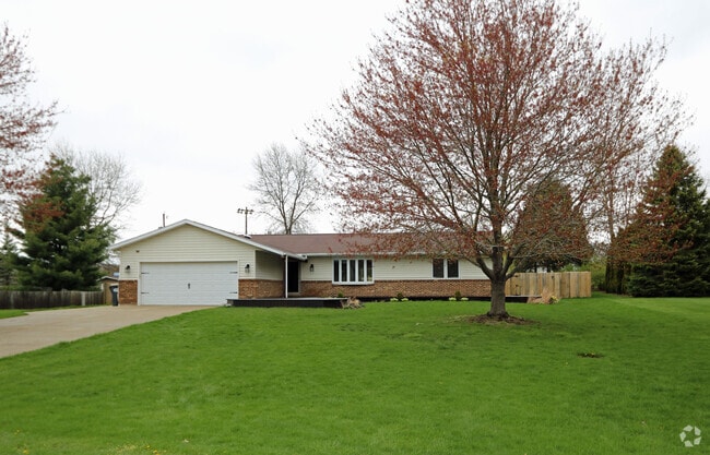 Building Photo - 555 Royal Crest Dr