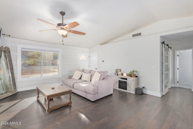 Foto del edificio - 17340 E Grande Blvd