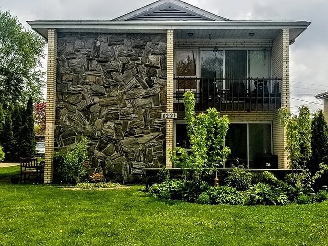 Building Photo - 1221 N La Grange Rd